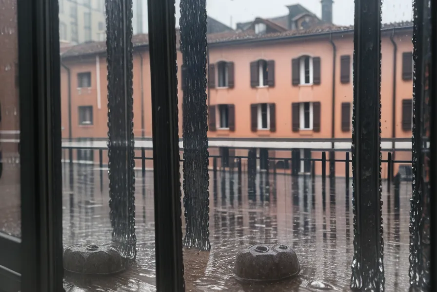 Vue d'une rue pluvieuse à Toulouse à travers une fenêtre en novembre